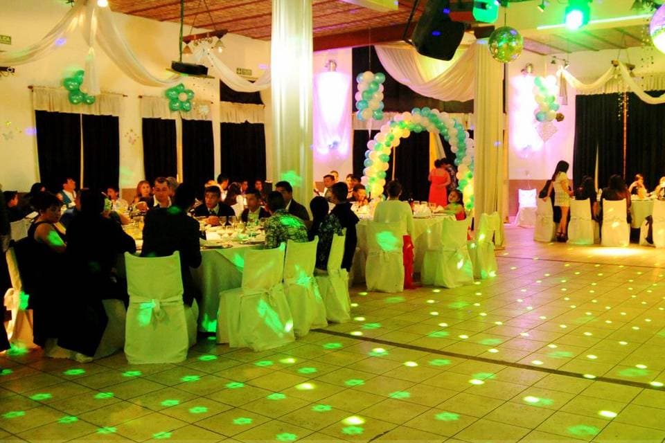 Invitados brindando en una celebracion