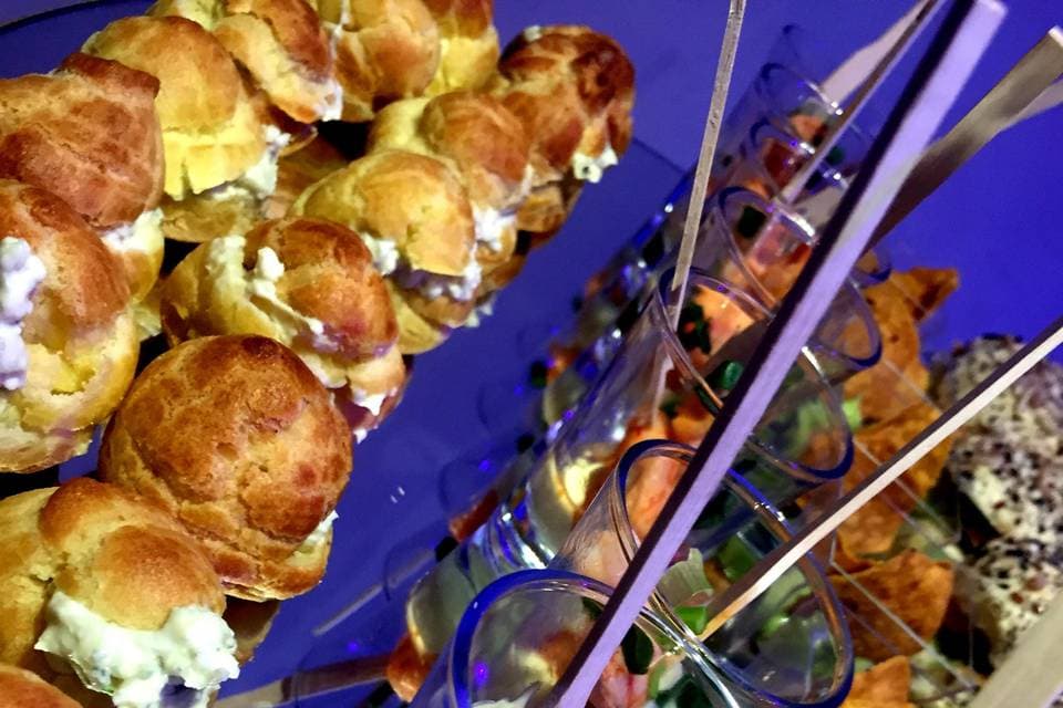 Mesa servida para evento con flores, copas y vajilla