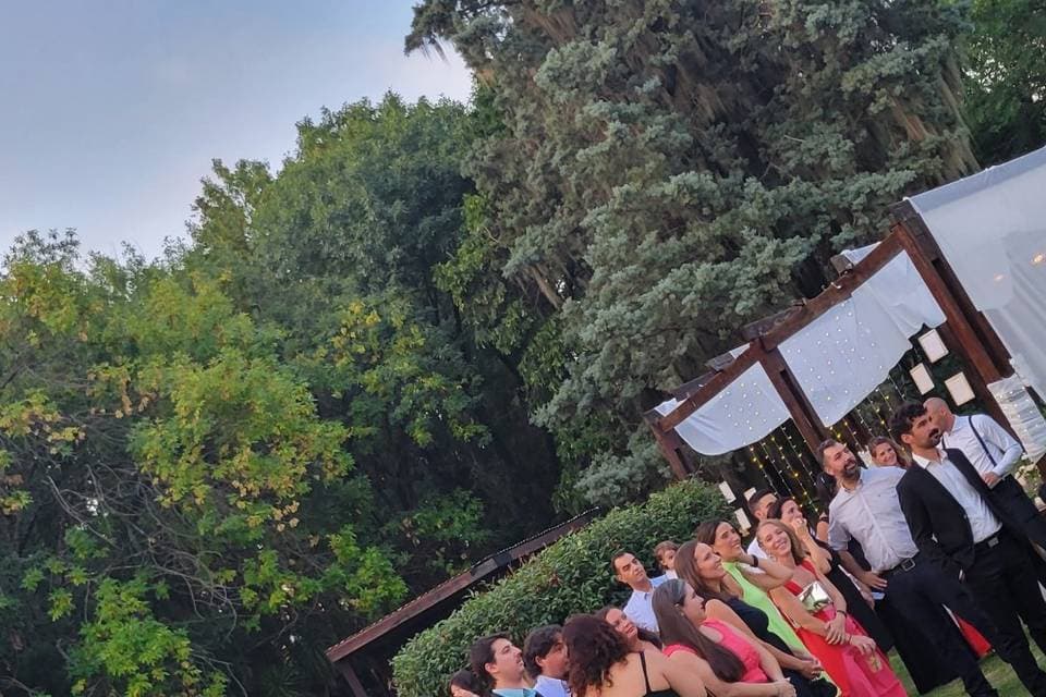 Pareja bailando en una celebracion de noche