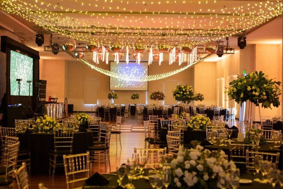 Recepcion al aire libre en una quinta para eventos